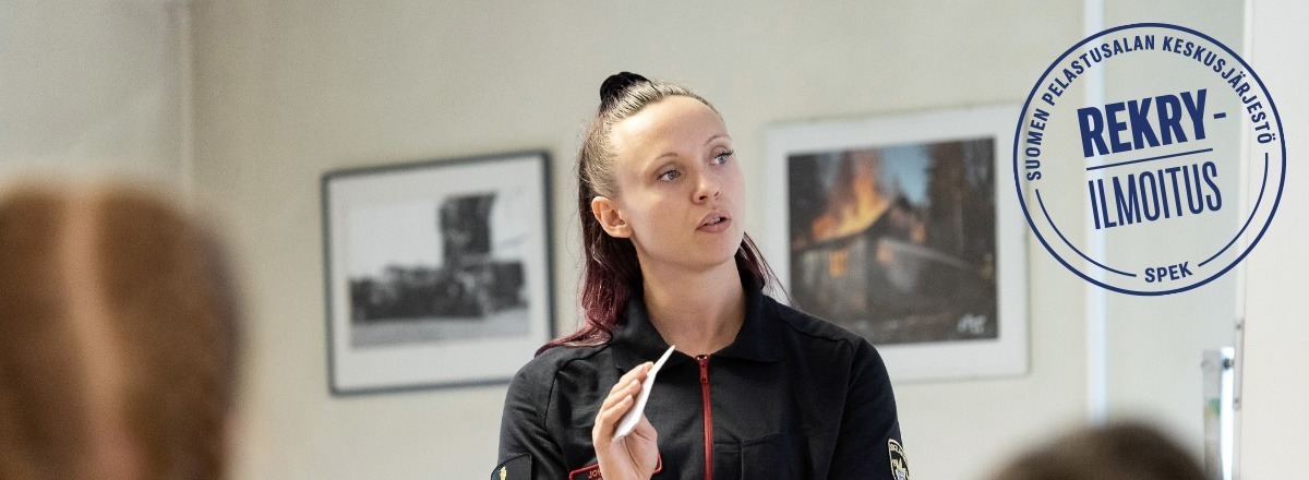 Nainen asema-asussa pit&auml;&auml; paperilappua k&auml;dess&auml;&auml;n. Teksti rekryilmoitus